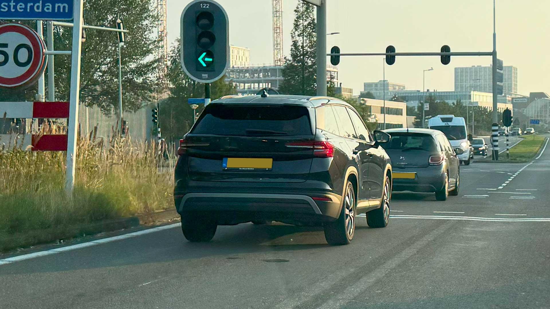 Skoda Kodiaq voor stoplicht