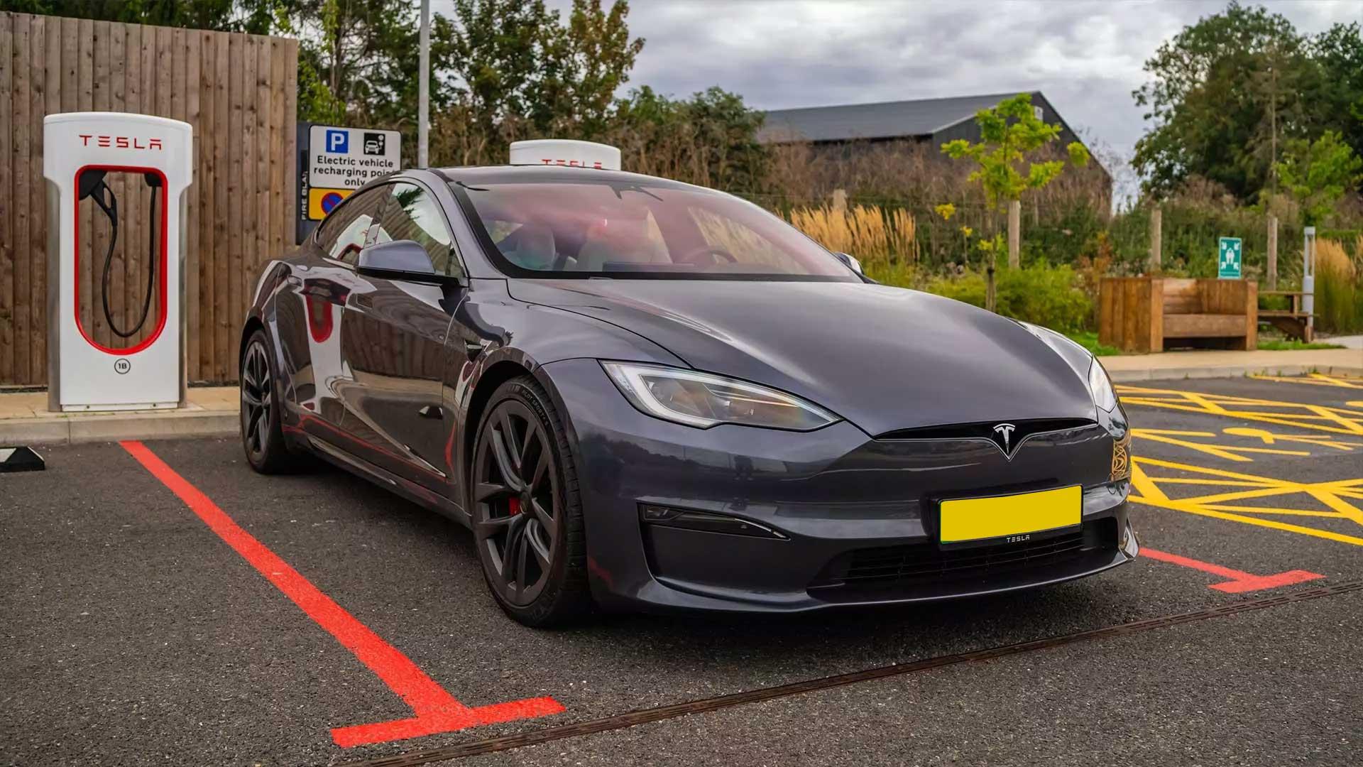 tesla-model-s-plaid-supercharger-laadpaal-laden-stekker