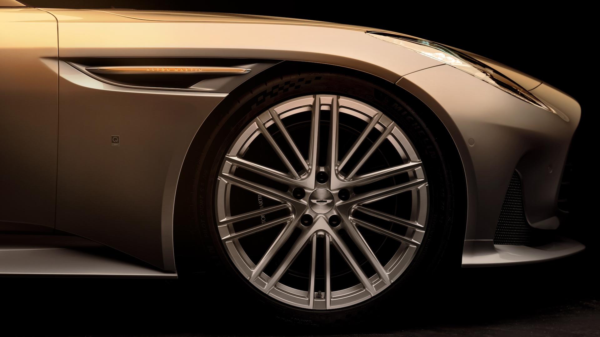 Aston Martin DB12 Goldfinger Edition (2024) zilveren wielen