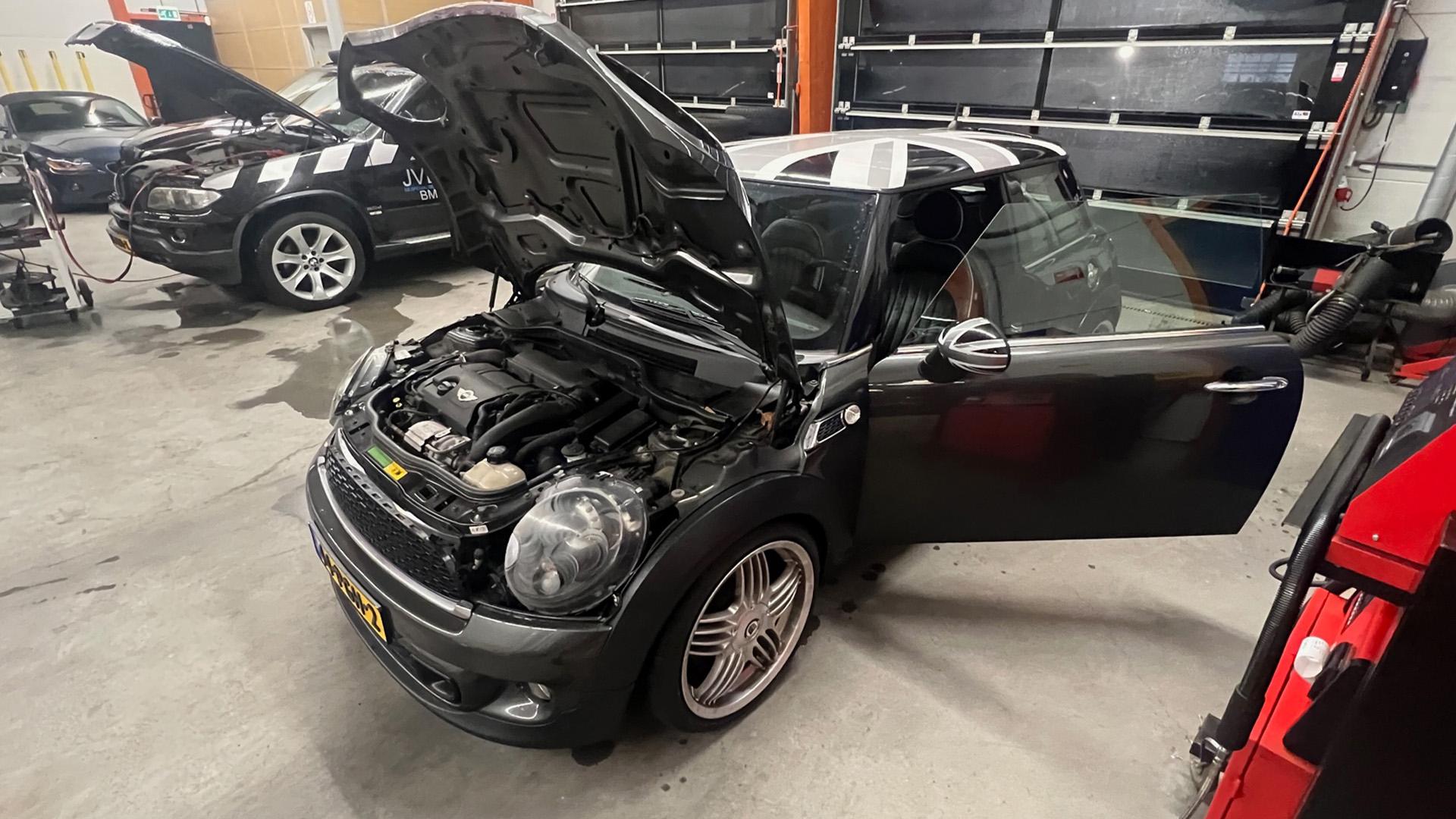 Mini Cooper S grijs zijkant voor links garage motorkap open