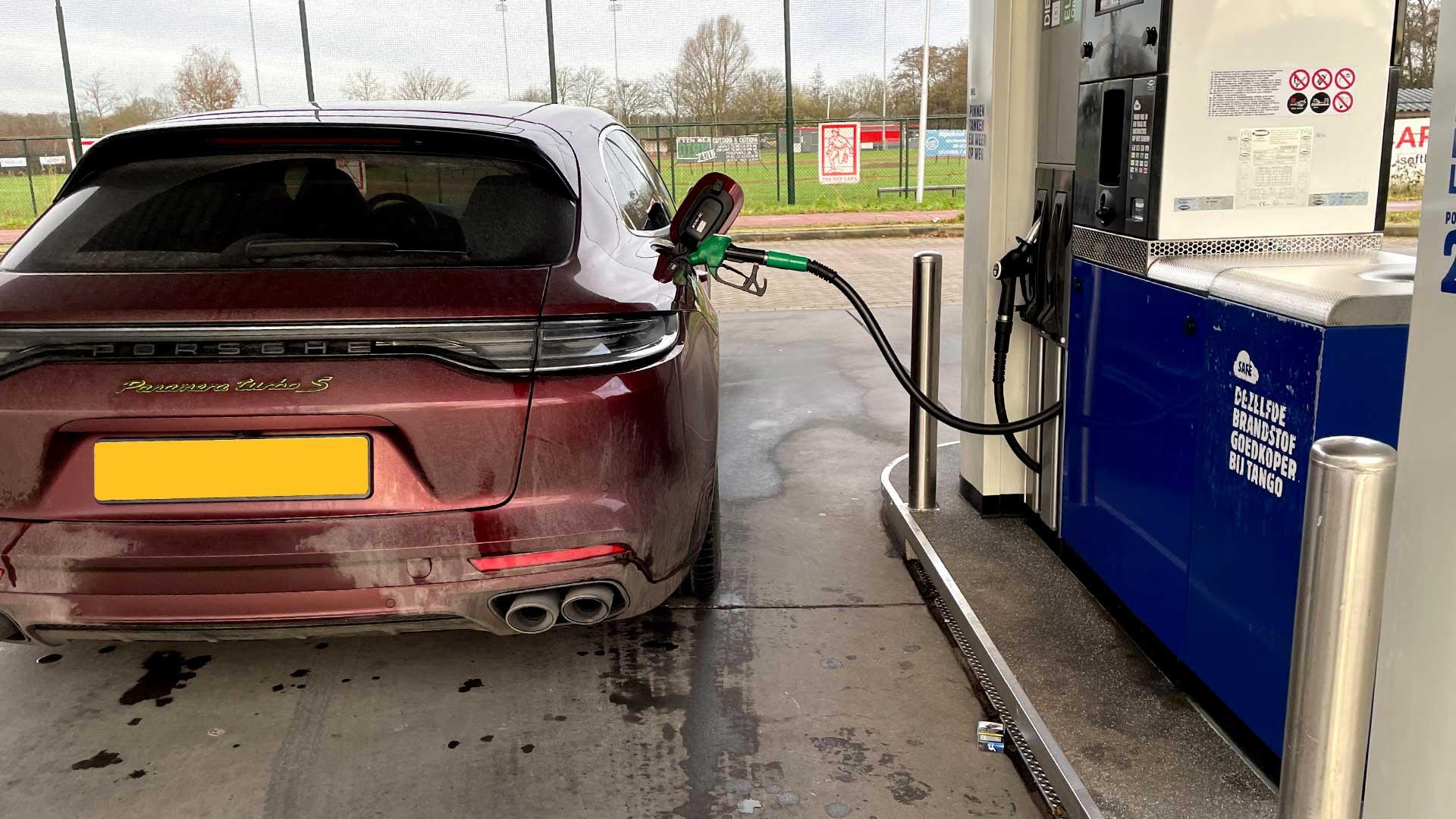 Porsche Panamera tanken bij de Tango (benzine)