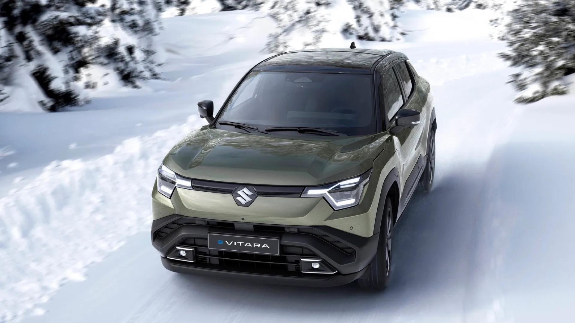 Suzuki e-Vitara (2025) groen zijkant voor schuin rechts rijdend door sneeuw