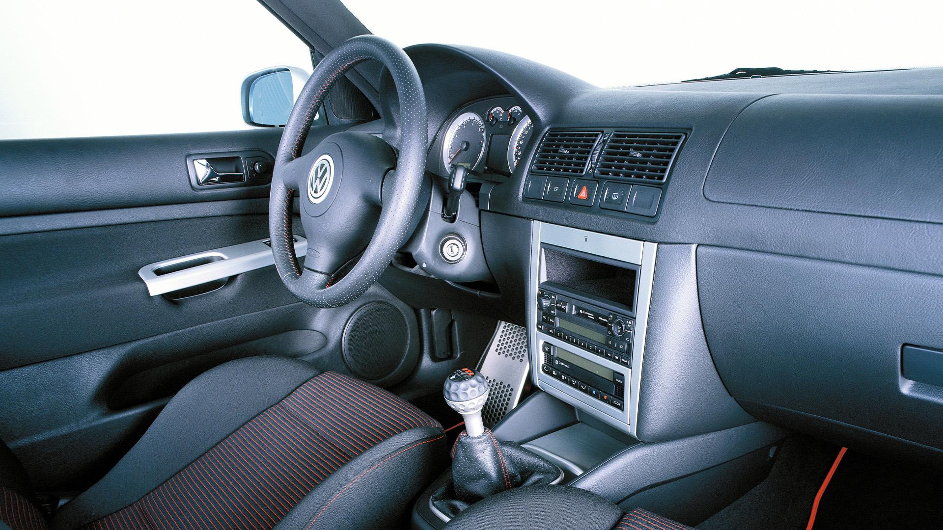 Volkswagens worden weer dik, zoals deze Volkswagen Golf GTI 25 Anniversary zilvergrijs (2000) interieur