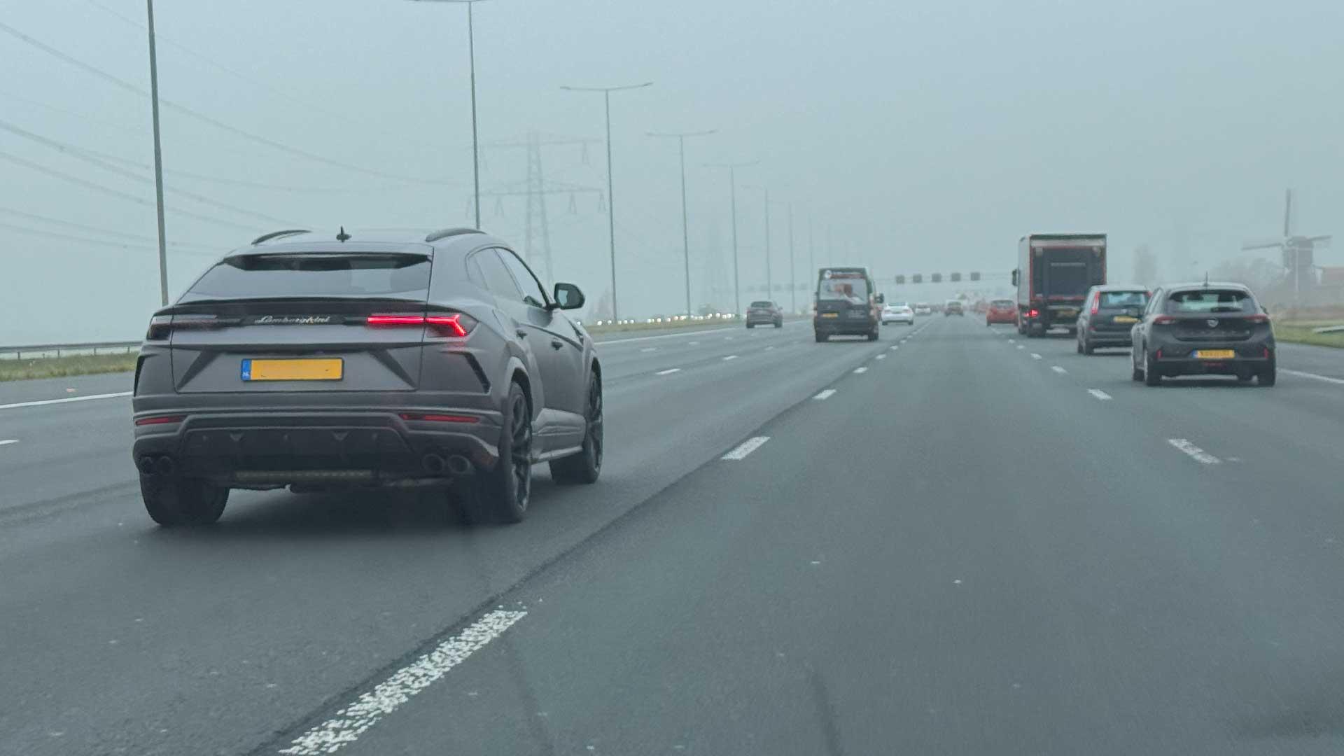 Lamborghini Urus op de Nederlandse snelweg A2