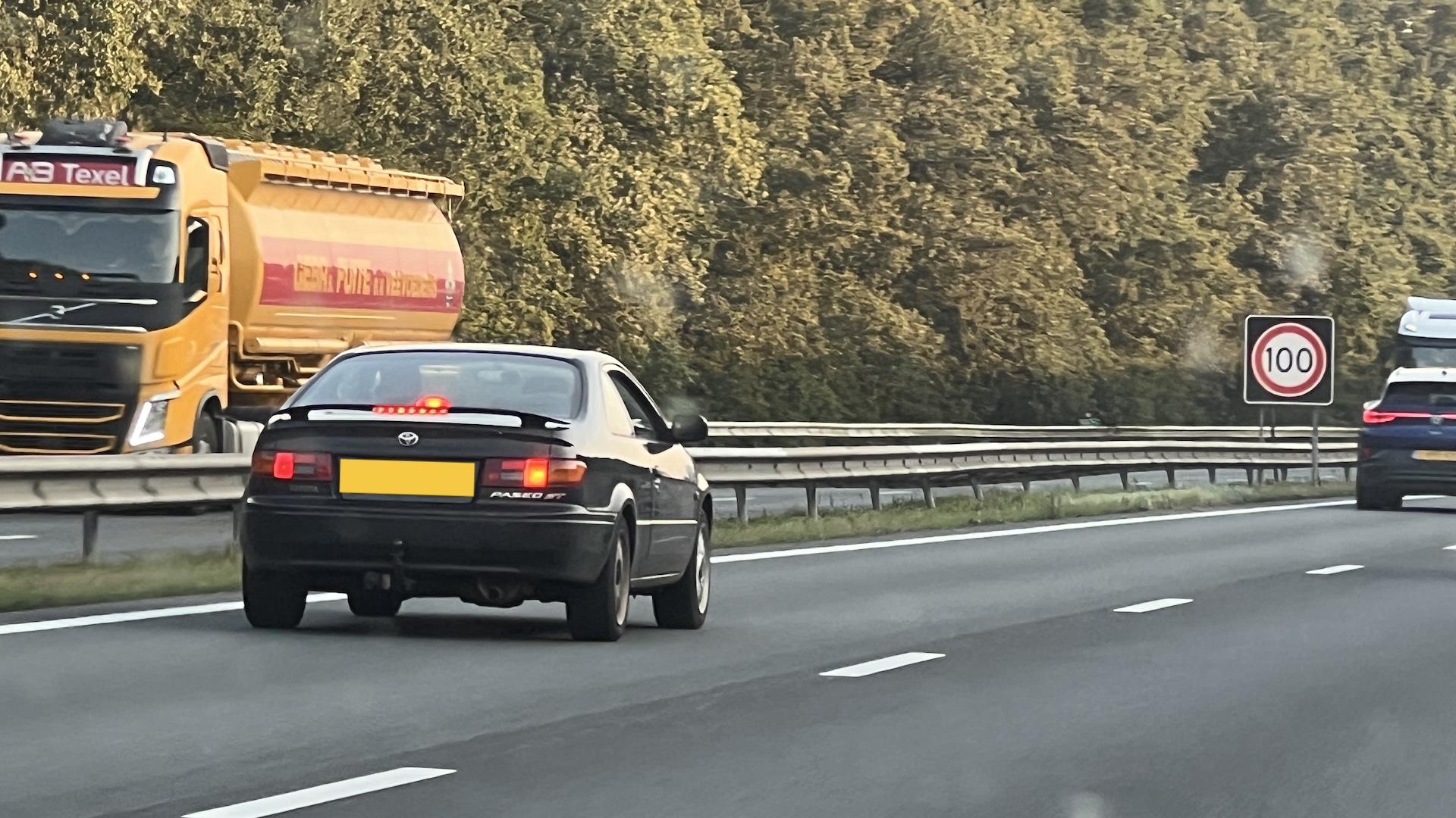 Toyota Paseo afremmen op 100 km/u-weg