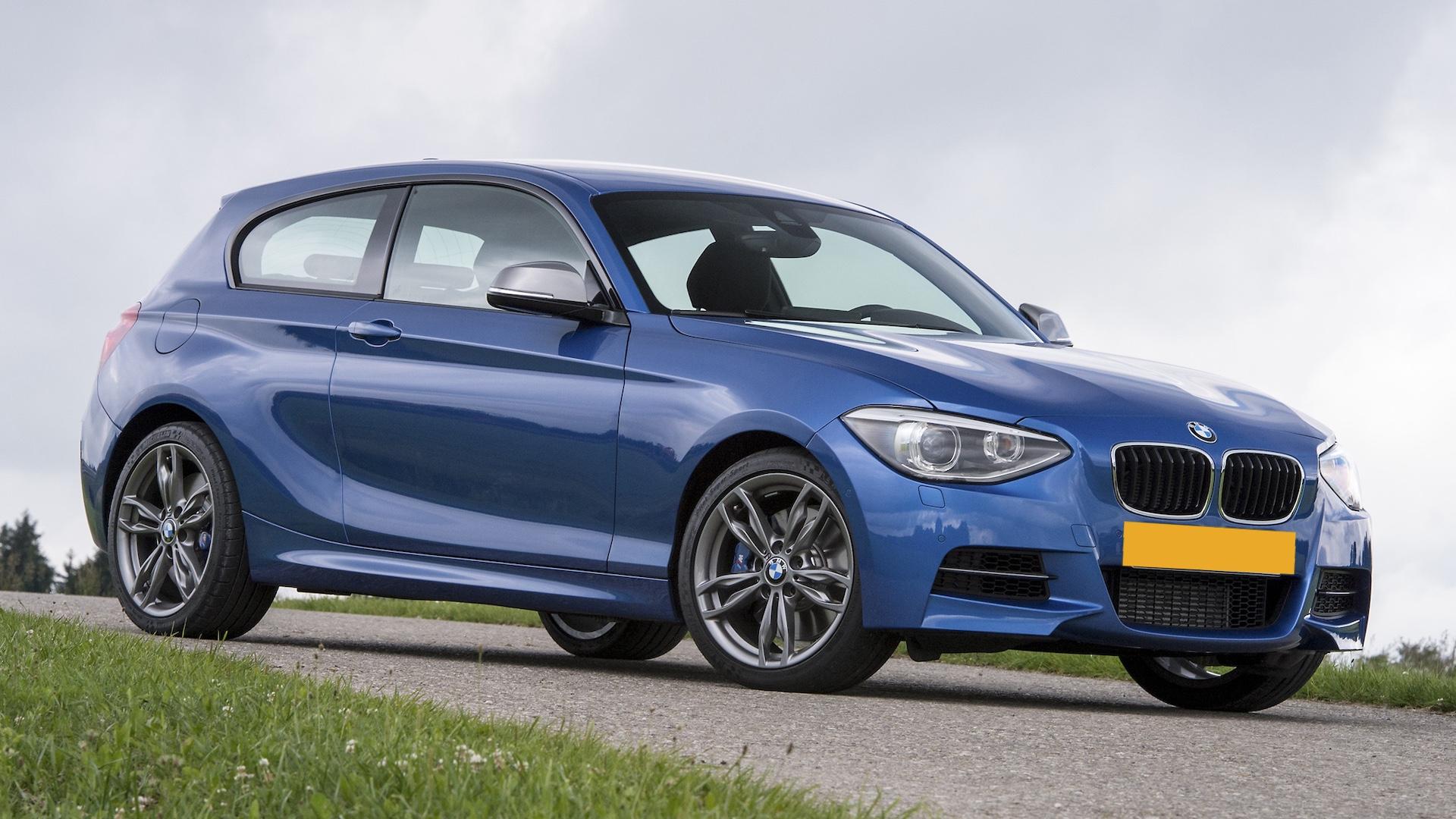 BMW M135i (F21) blauw (2013) zijkant rechts voor schuin