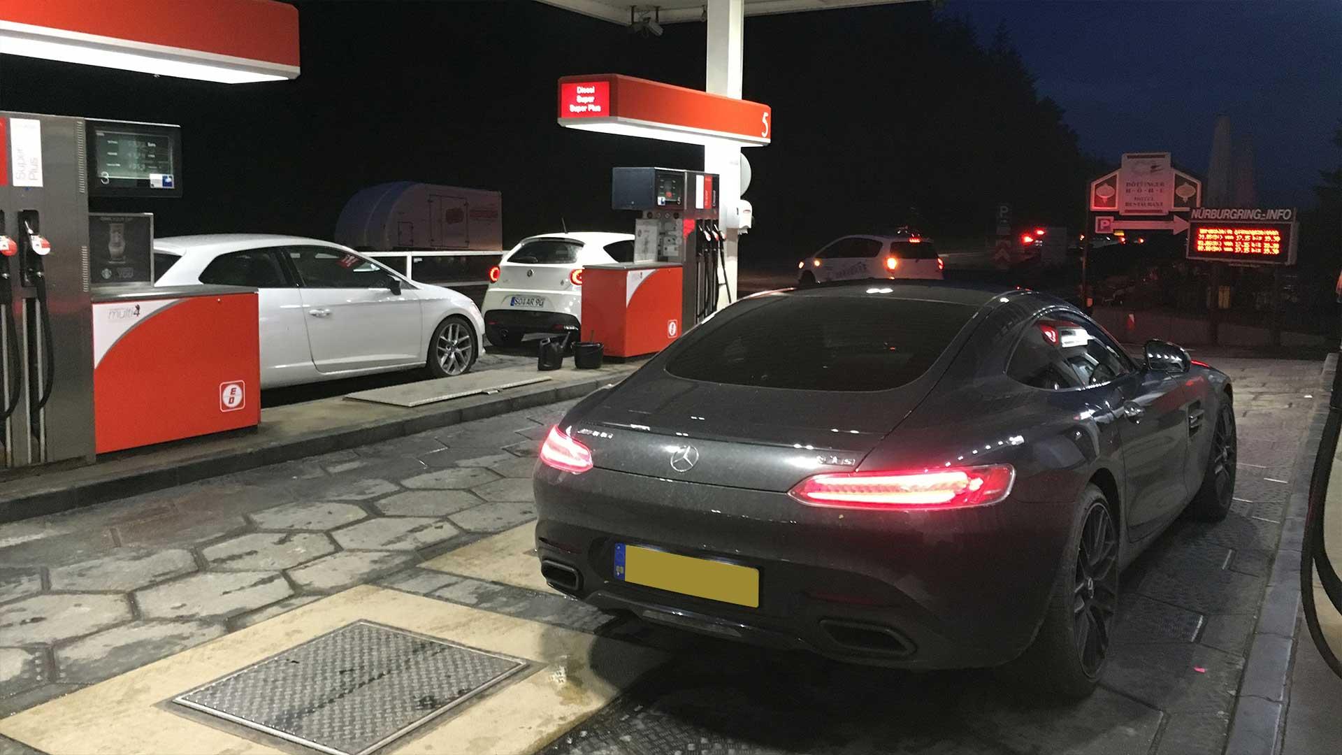 Mercedes-AMG GT bij tankstation in Duitsland bij Nürburgring