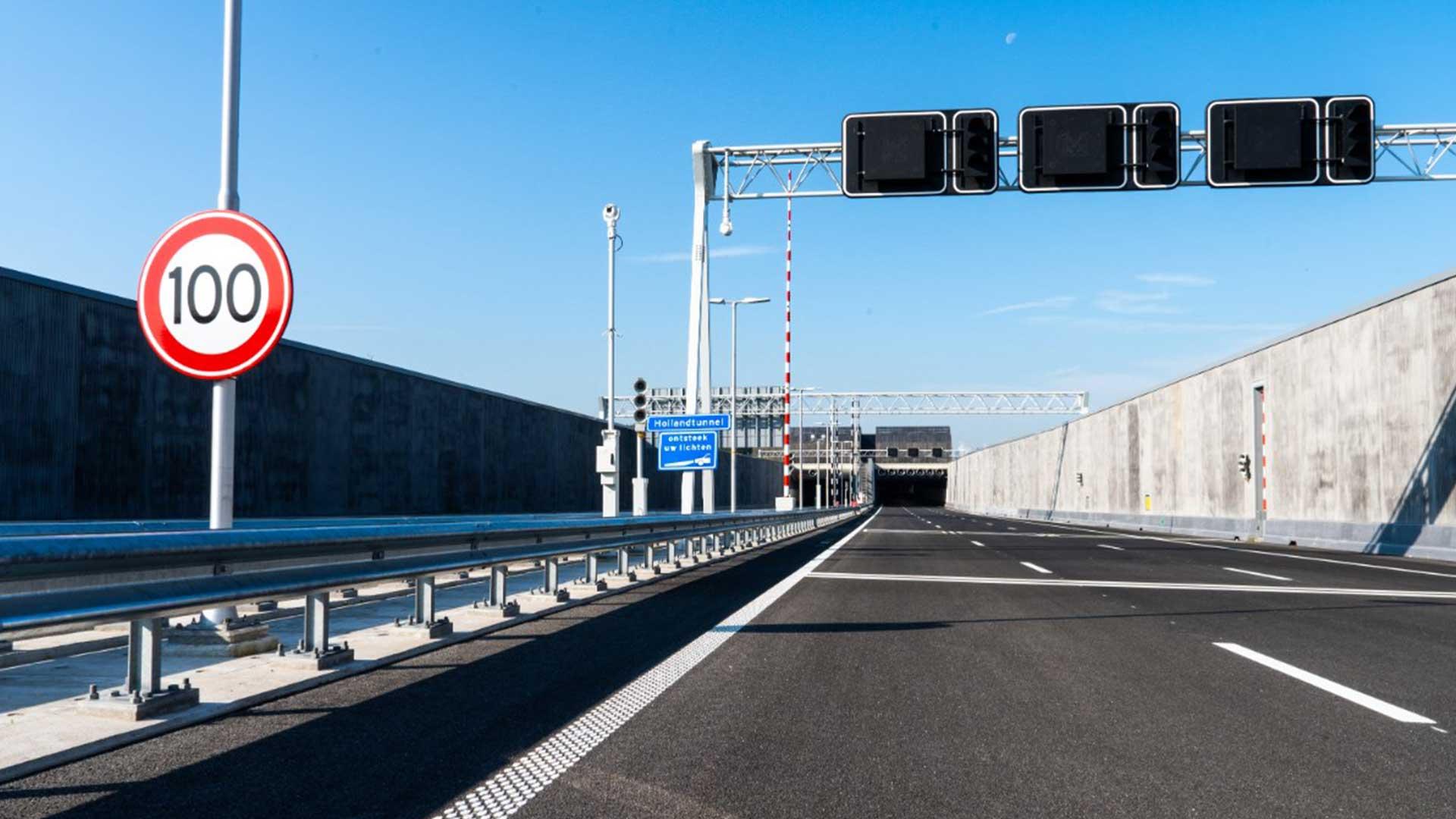 Borden boven de weg bij A24 Blankenburg toltunnel