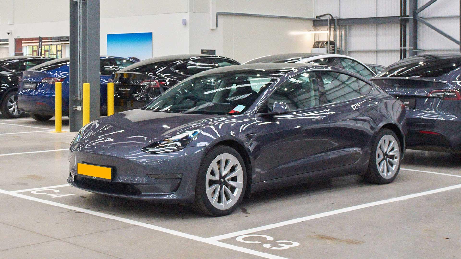 Tesla Model 3 in de loods met nog meet Tesla