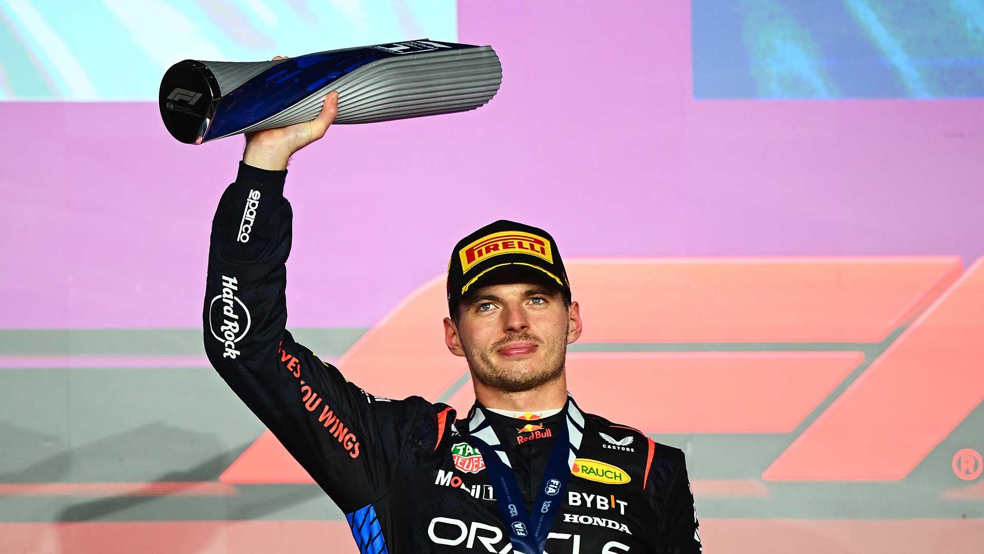 Max Verstappen met trofee 