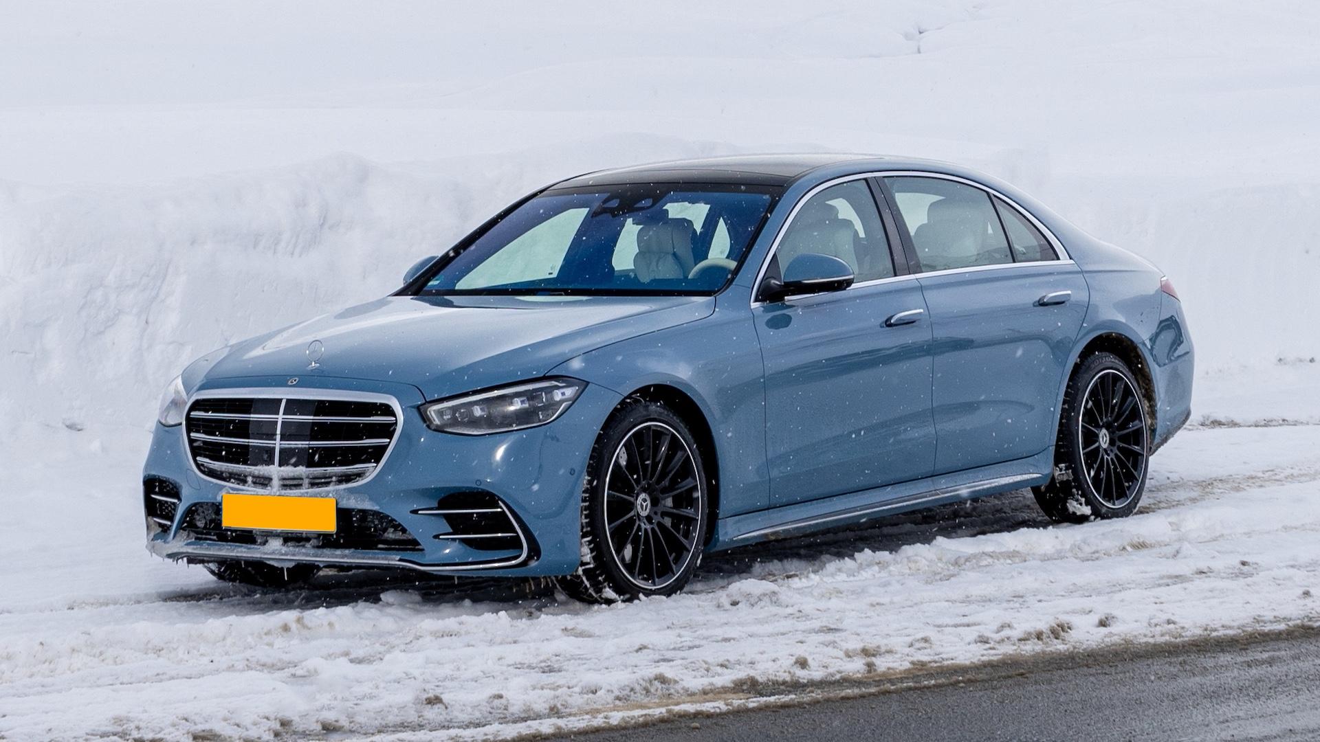 Mercedes S450d 4Matic Lang AMG-Line Manufaktur (V223) licht blauw (2025) zijkant linksvoor schuin in sneeuw