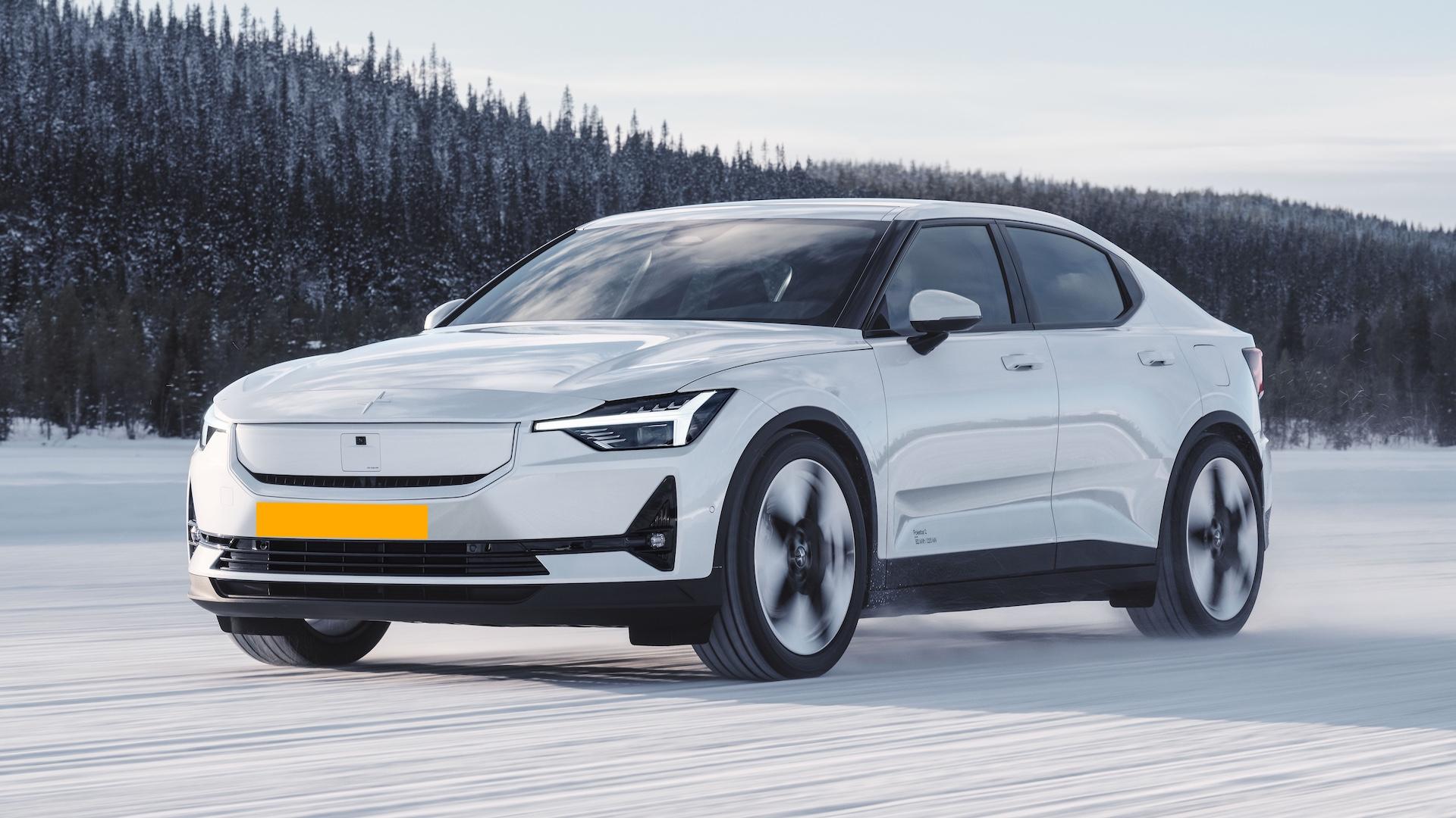 Polestar 2 wit (2023) zijkant links schuin voor sneeuw