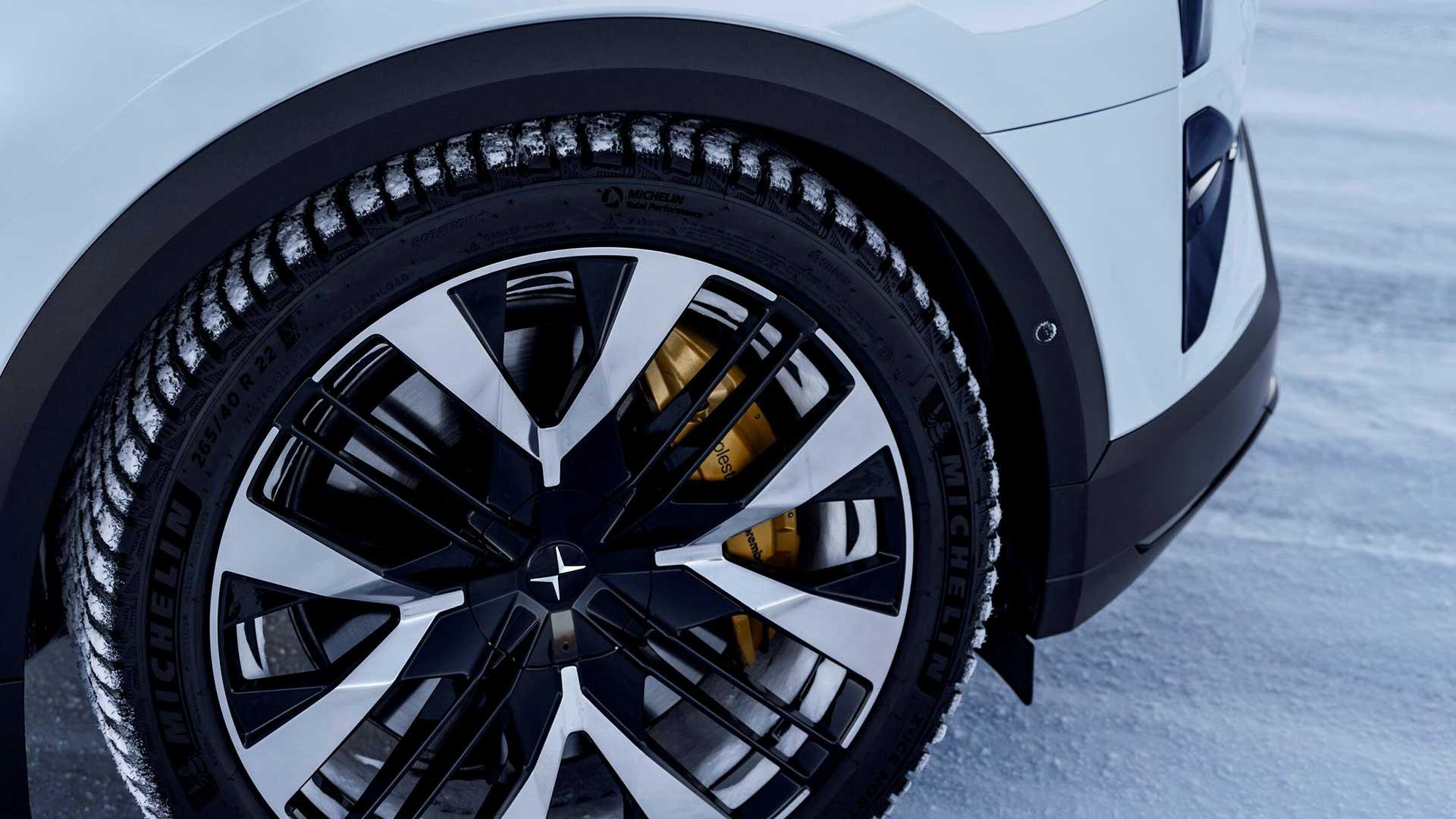 Velg en winterband van Polestar 3 in de sneeuw (ijs, koud)