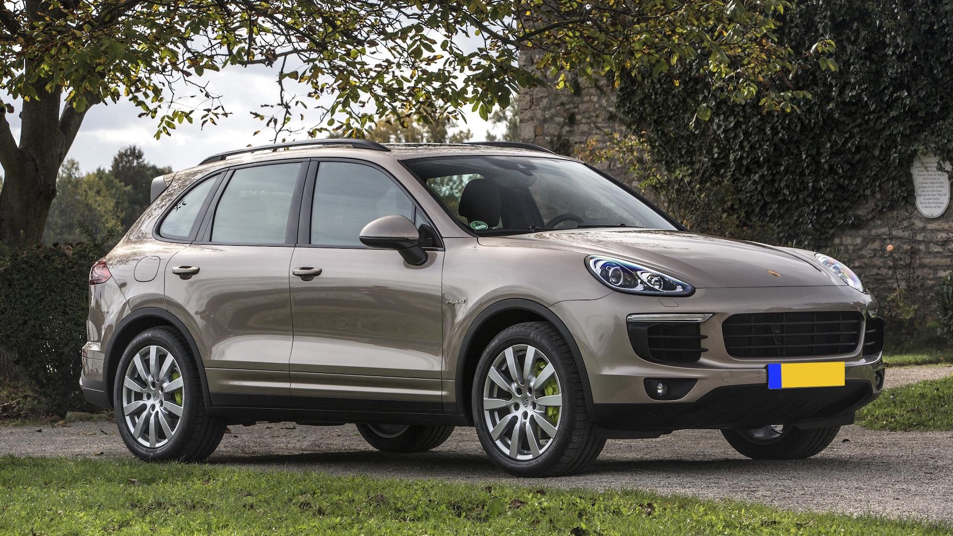 Porsche Cayenne S e-Hybrid (958) beige (2015) zijkant rechts schuin voor