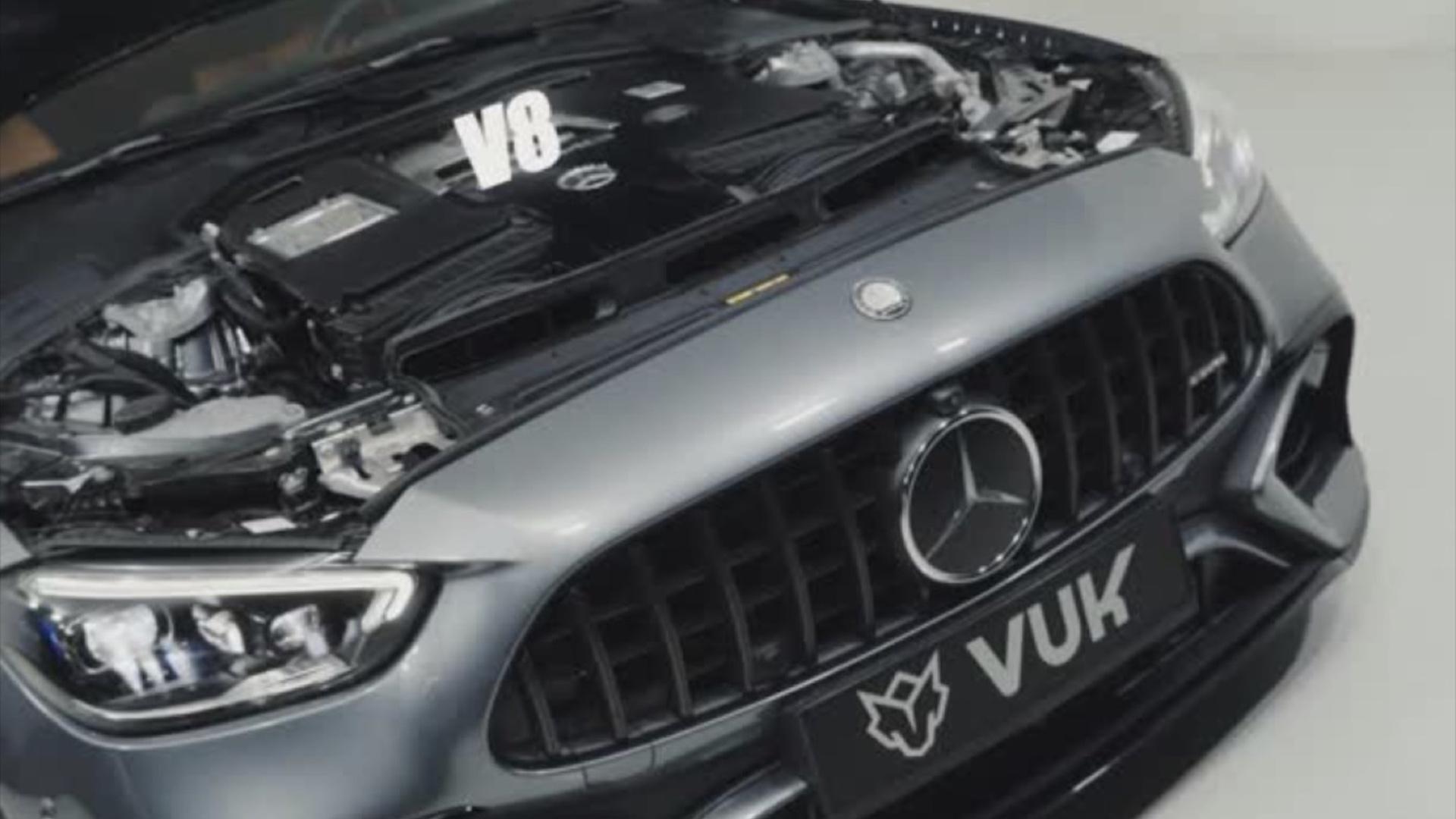 VUK MANFAKTUR MERCEDES C 63 AMG con V8 W206 GRIS (2025) Bonnón abierto frontal