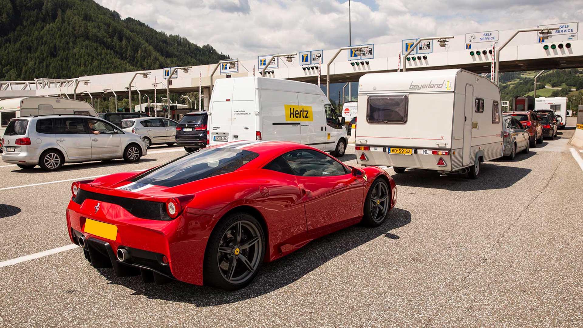 Ferrari 458 Speciale bij een tolpoortje. Beyerland Caravan met Nederlands kenteken