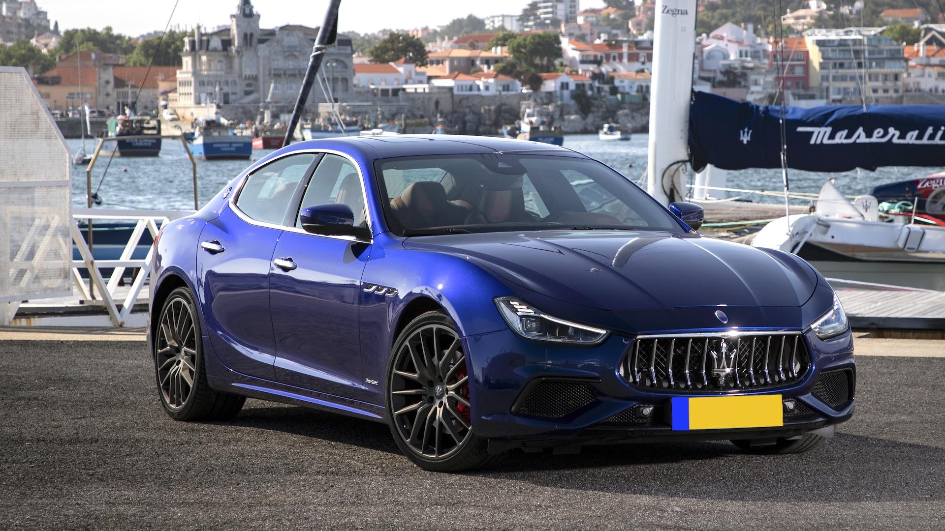 Maserati Ghibli GranSport S Q4 (M157) blauw (2018) zijlkant rechtsvoor schuin in haven voor zeilboot