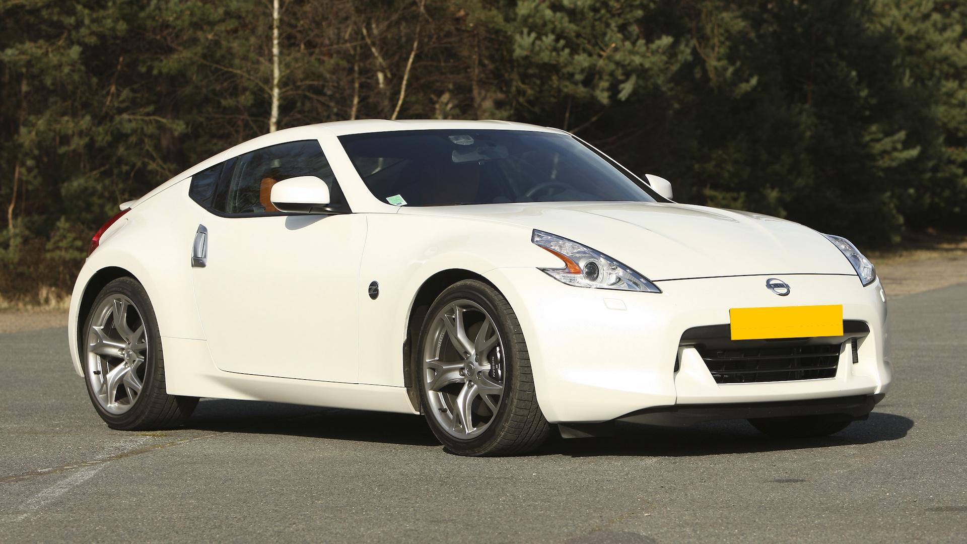 Nissan 370Z (Z34) wit (2010) zijkant rechtsvoor schuin