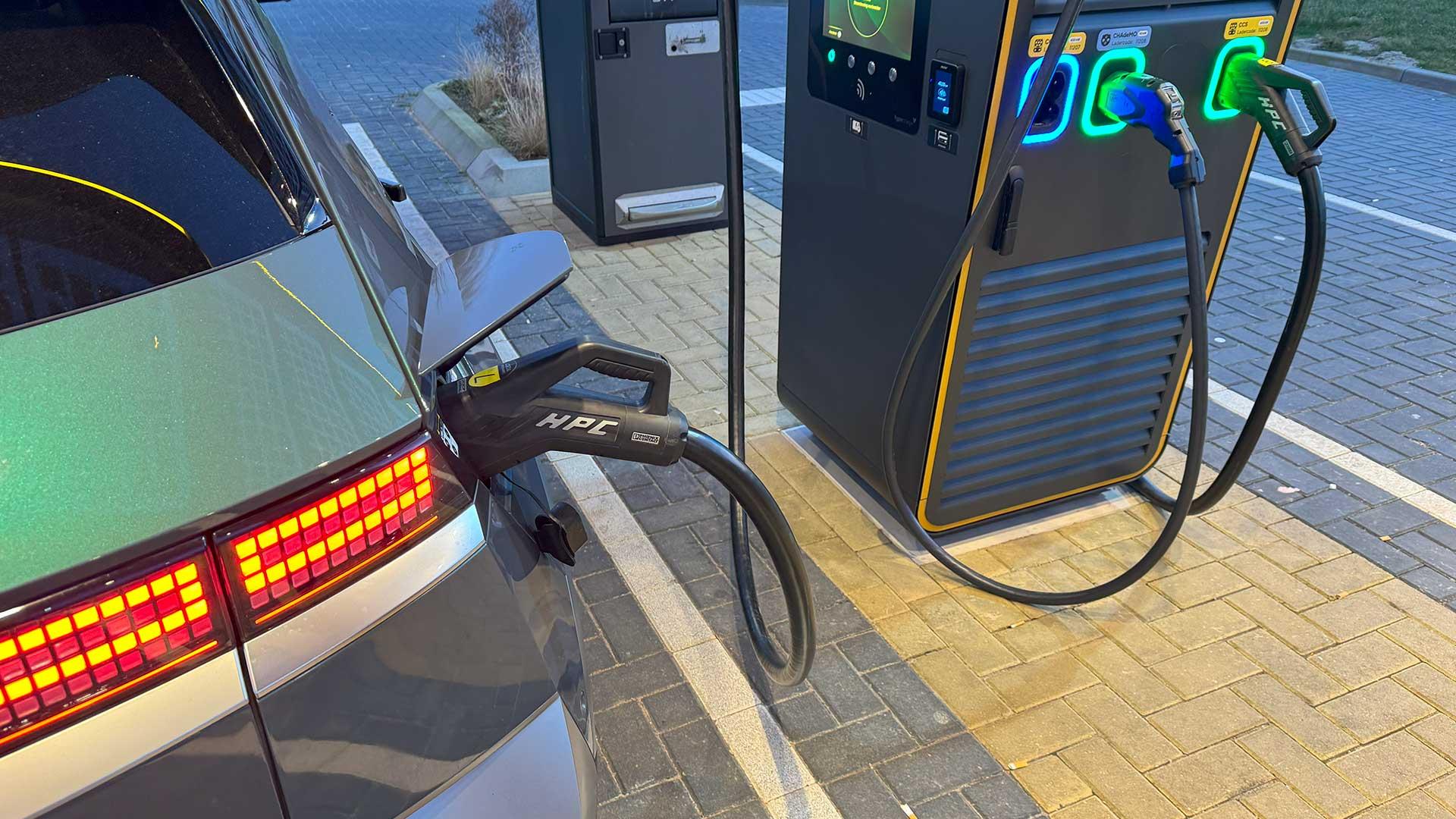 Elektrische auto aan de laadpaal (Ioniq 5 N bij Fastned)