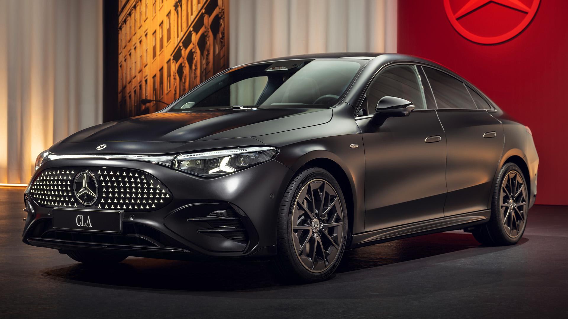 Mercedes CLA zwart (2025) zijkant links schuin zwart