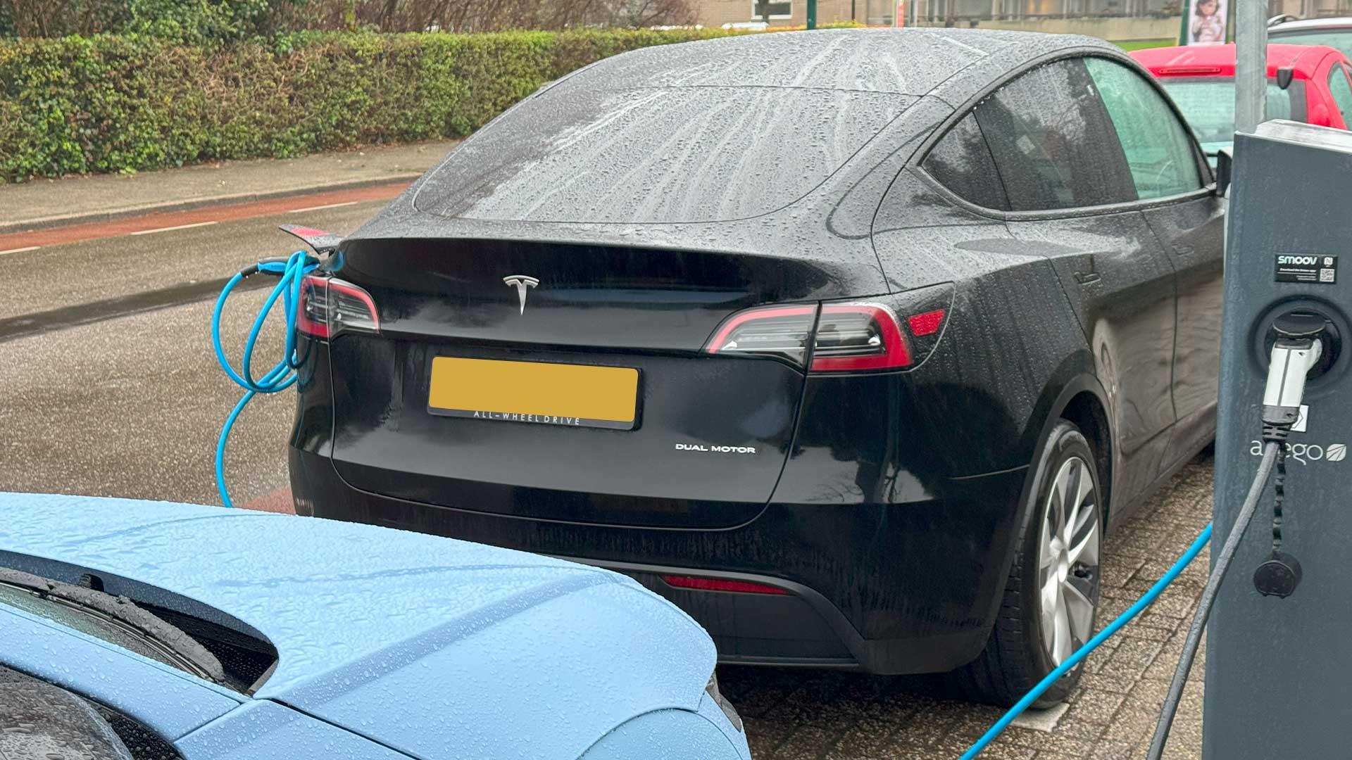 Tesla Model Y (oud model) aan laadpaal in Nederland