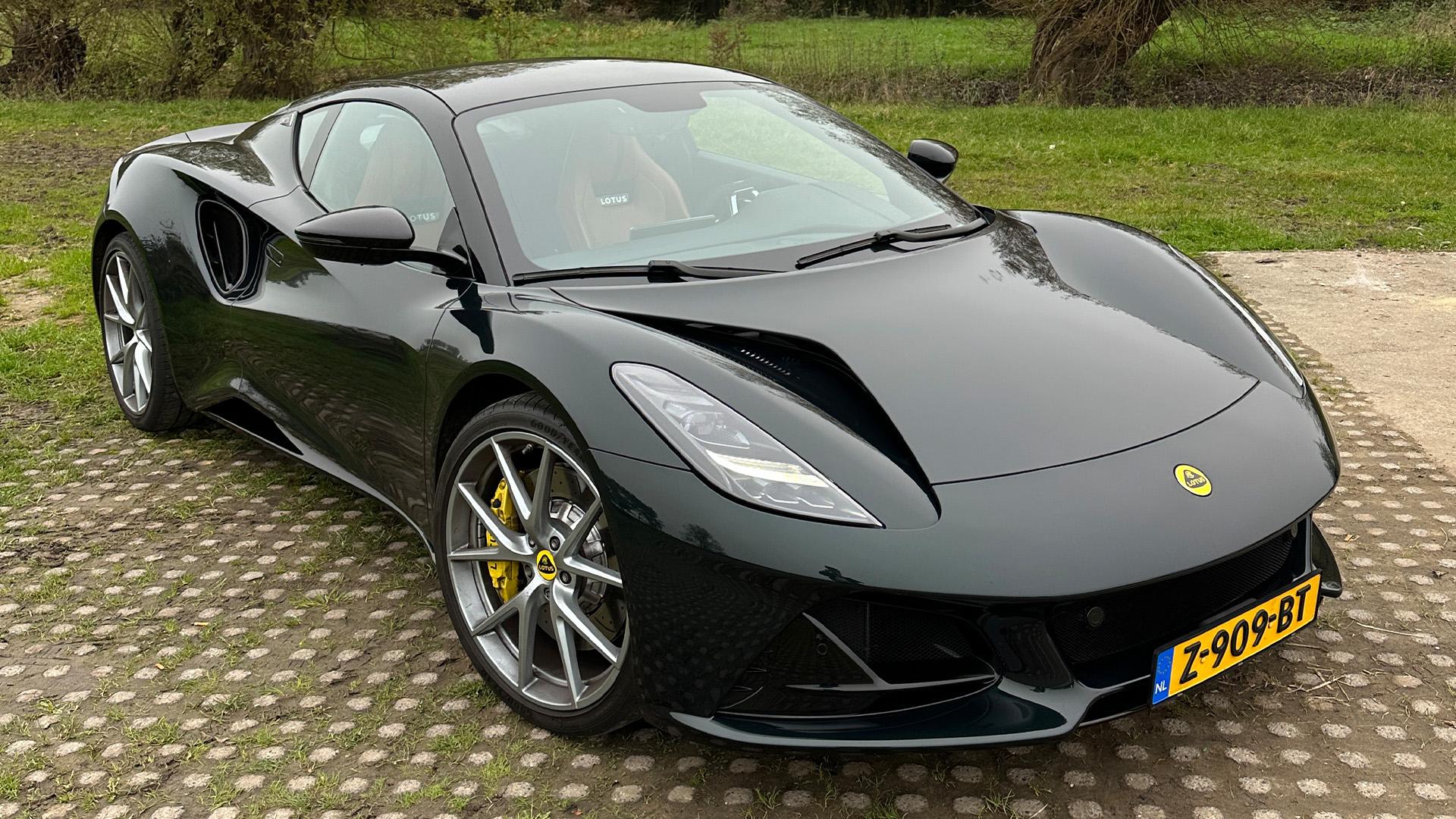 Lotus Emira groen (2025) zijkant rechts schuin voor