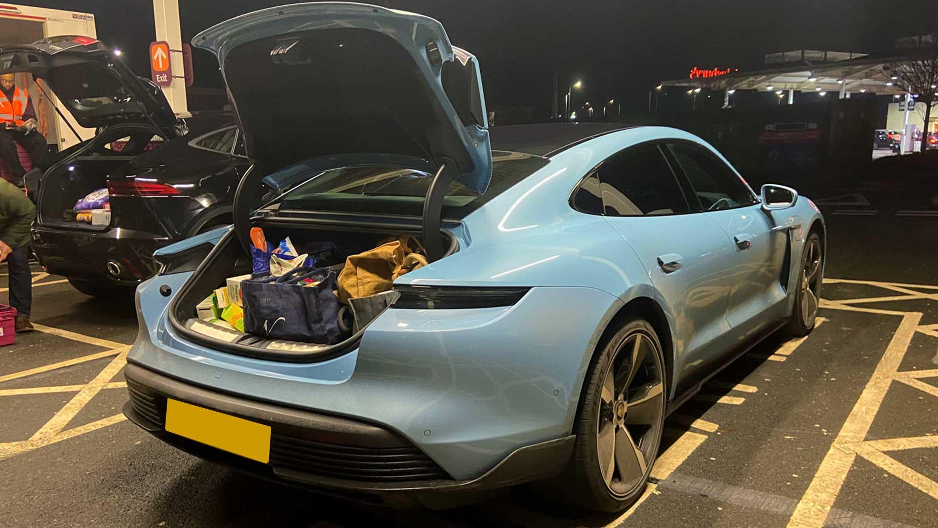 Porsche Taycan met kofferklep open (bagageruimte, tassen, vakantie)