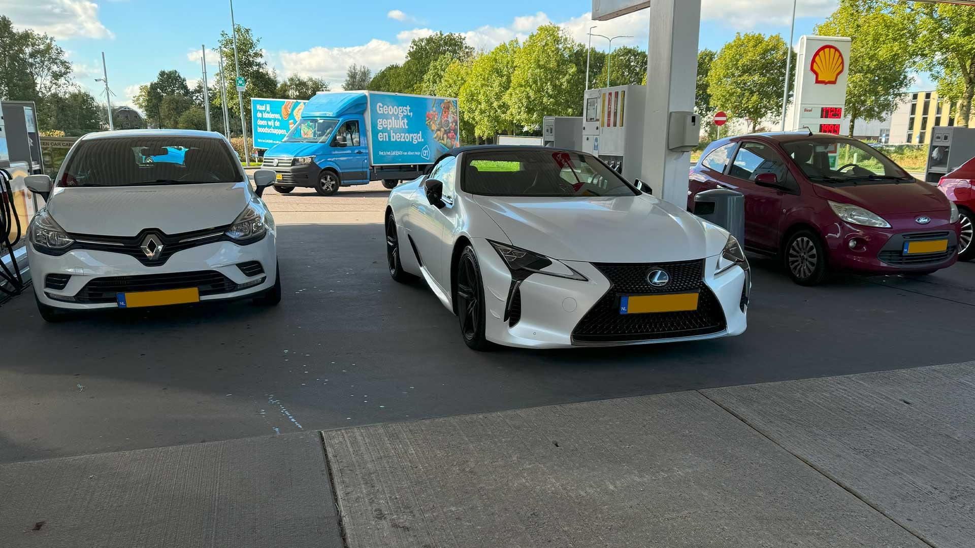 Lexus LC500 bij tankstation (Shell) voor zomerbenzine