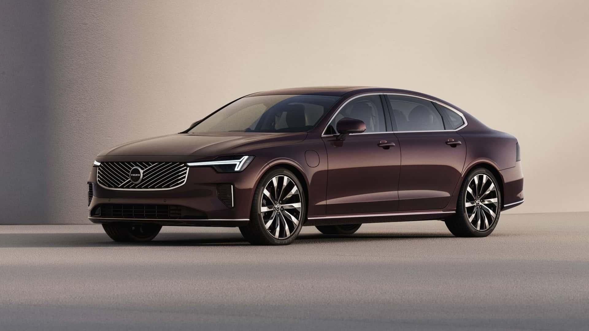 Volvo S90 T8 AWD donkerrood (2026) zijkant links schuin voor