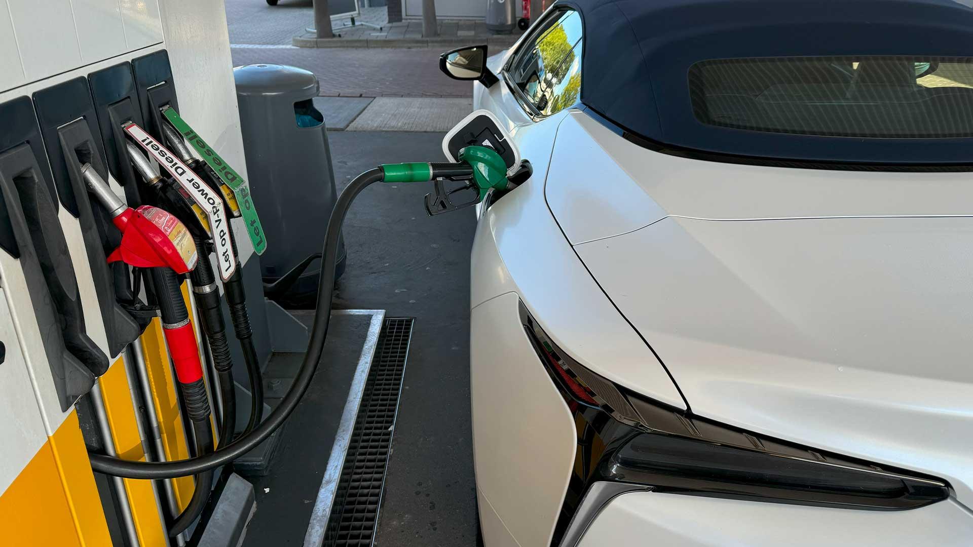 Lexus LC 500 bij tankstation in Nederland met EUro 95
