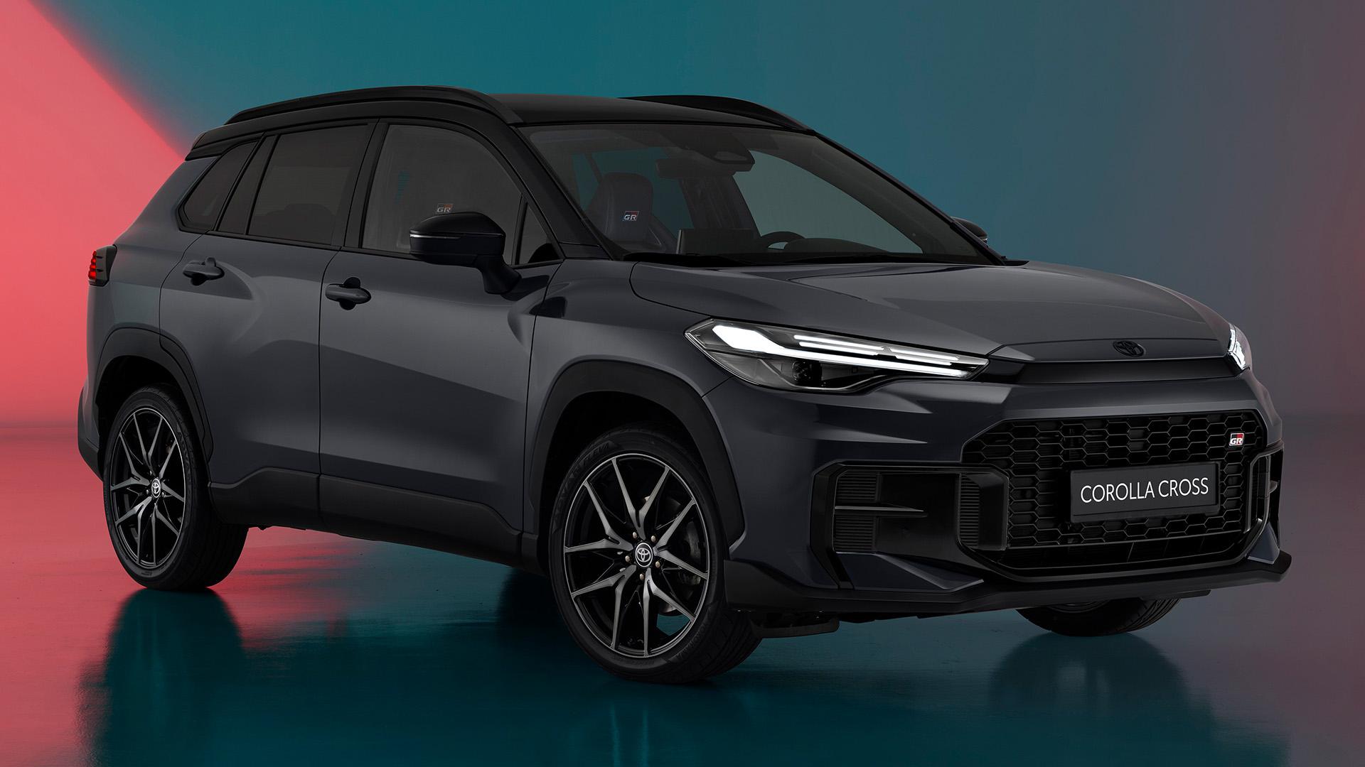 Toyota Corolla Cross GR grijs (2025) zijkant rechts schuin voor