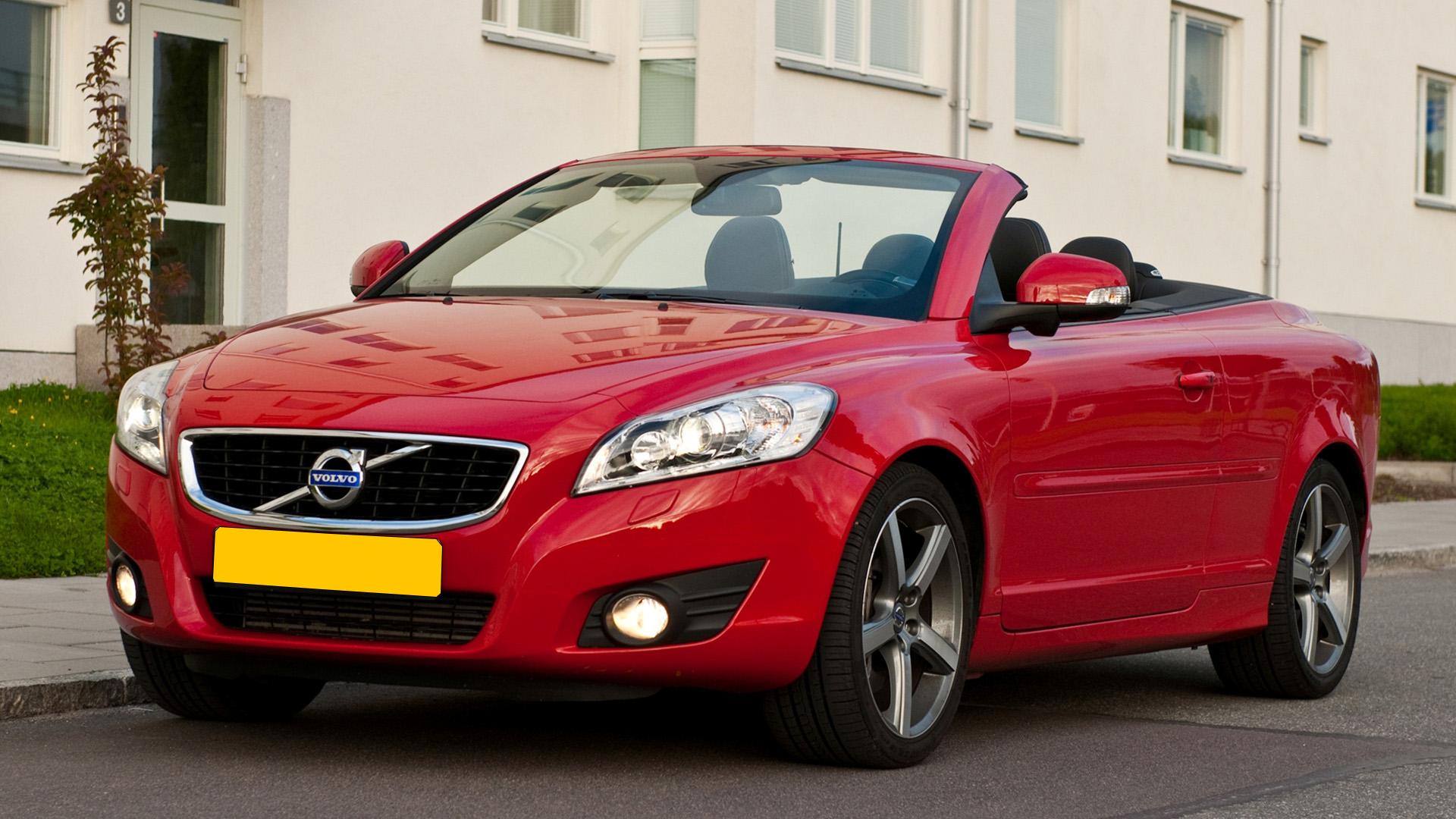 Volvo C70 T5 rood (2010) zijkant links schuin voor NL-plaat