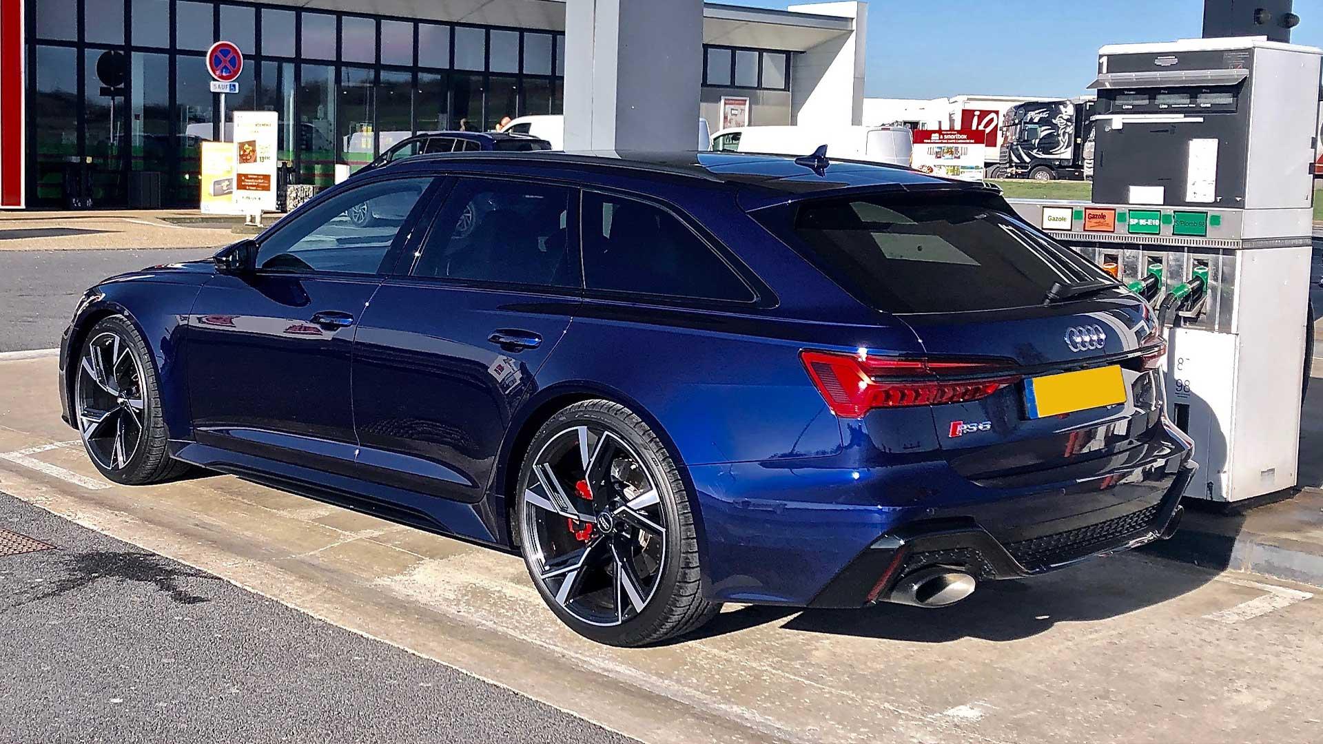 Audi RS 6 bij tankstation langs de snelweg