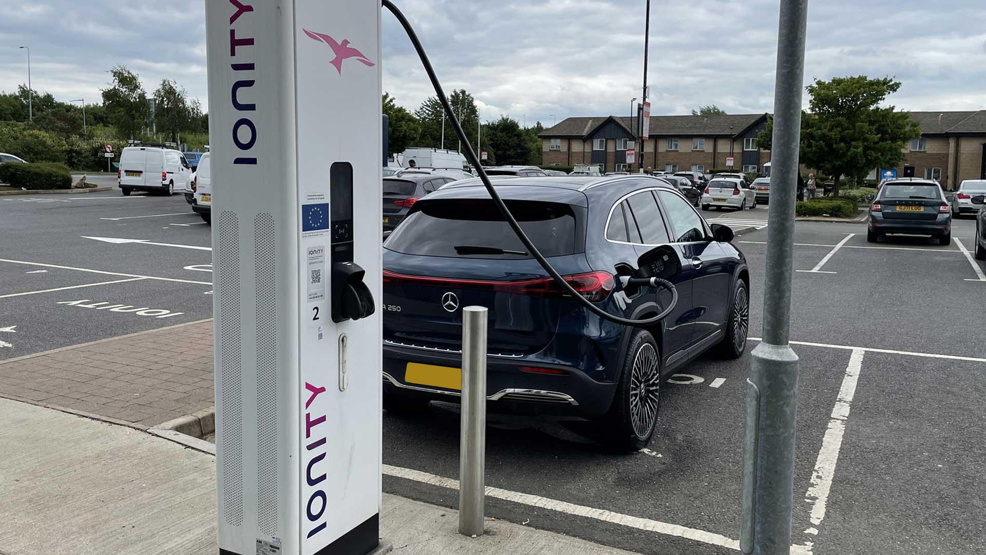 Mercedes EQA aan de laadpaal van Ionity