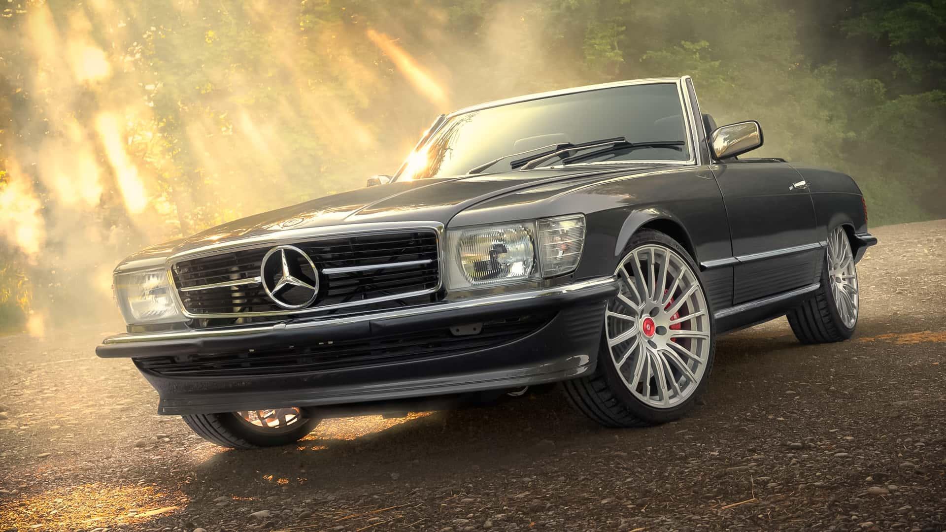 Pogea Classics Project R107 Mercedes SL 450 (R107) grijs (2025) zijkant rechts schuin voor