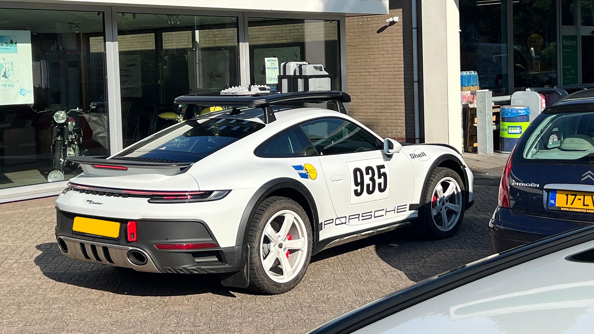 Porsche 911 Dakar bij tankstation