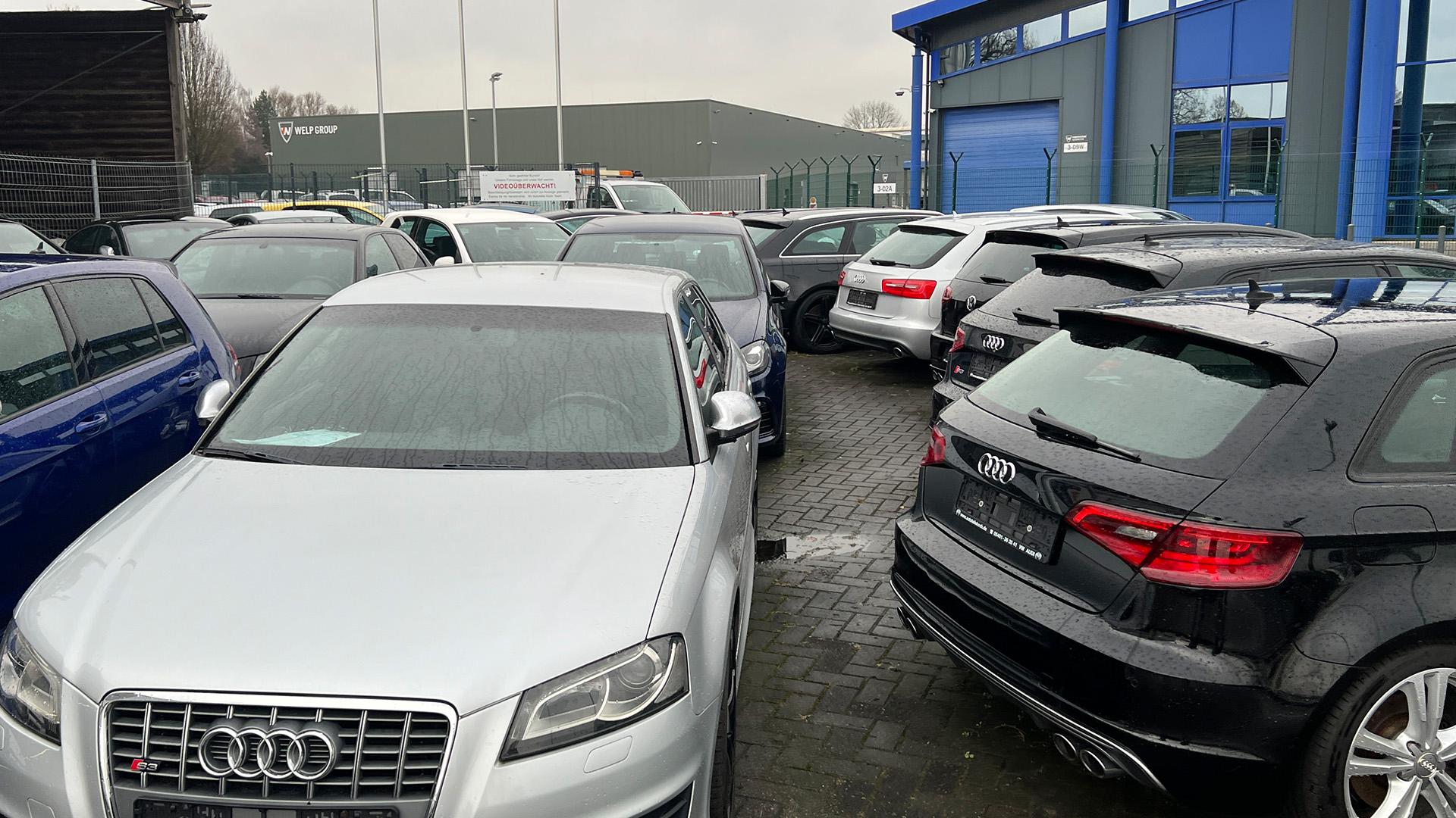 Audi's bij elkaar bij een autobedrijf - afspraak maken voor tweedehands auto te bekijken