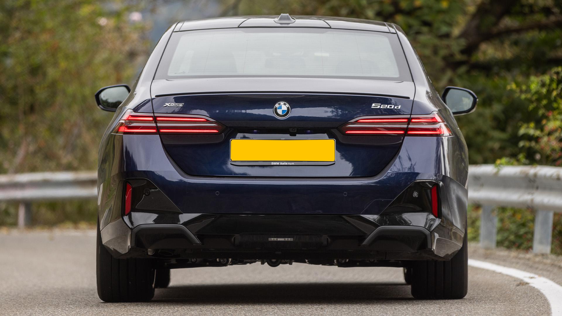 BMW 520d xDrive (G60) blauw (2025) achterzijde