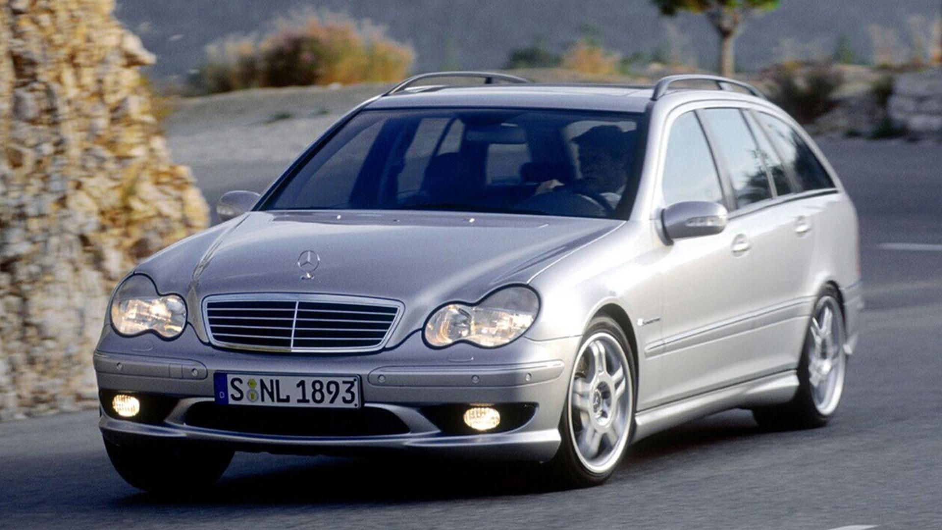 Mercedes C 30 CDI AMG Stationwagons (S203) grijs (2002) zijkant rechts rijdend door bocht