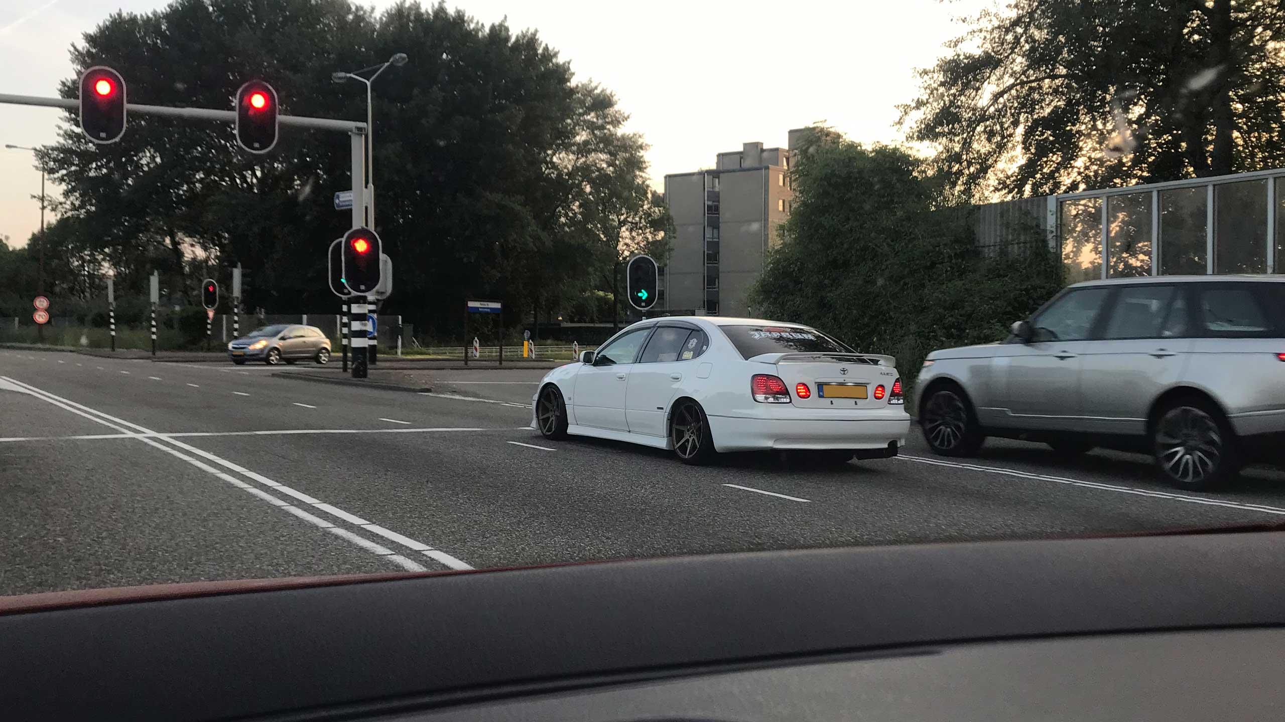 Toyota Aristo bij het stoplicht (verkeerslicht) in Nieuwegein