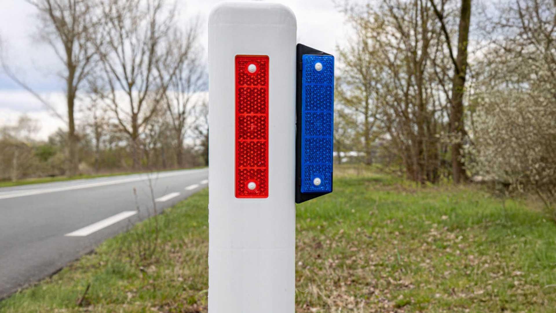 Dit betekent het als er blauwe reflectoren op de paaltjes langs de weg zitten