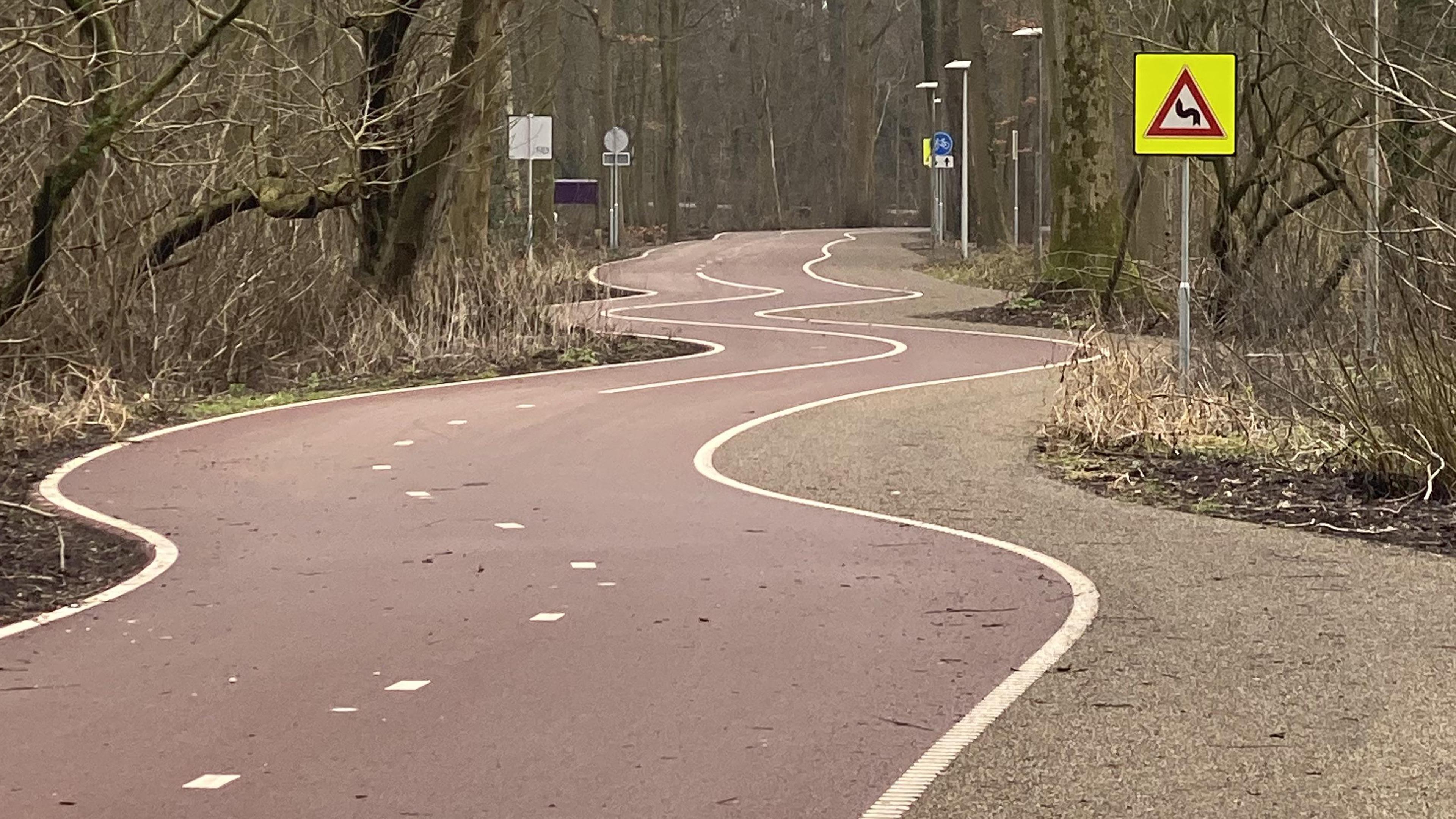 Waarom dit Amsterdamse fietspad eruitziet alsof het door dronken bouwvakkers is aangelegd