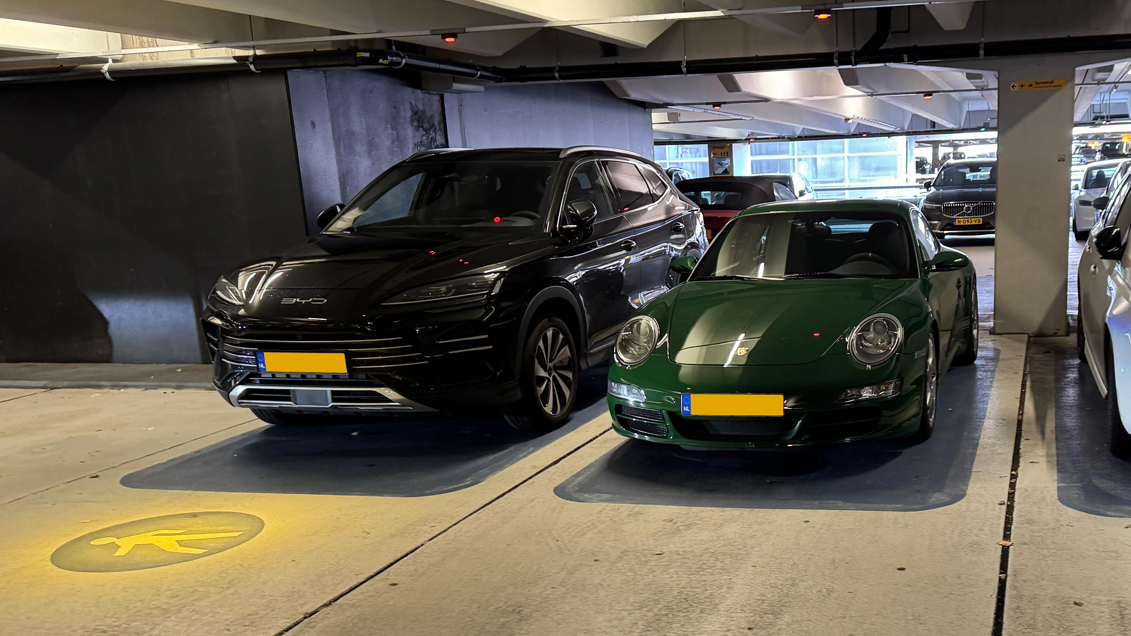 Nederland heeft de duurste brandstof, maar gelukkig is parkeren hier ook het duurst