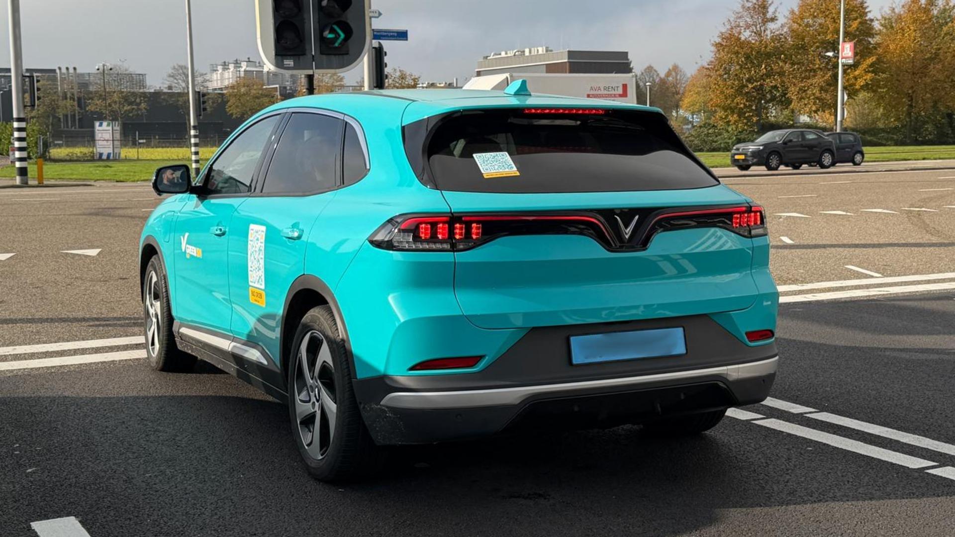 Nieuwe taxi in Amsterdam gespot, waarom is het niet de auto die we verwachten?