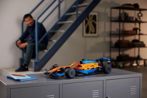 LEGO McLaren F1-auto op kastje