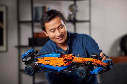 Man met LEGO McLaren F1-auto