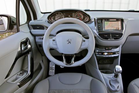 Peugeot 208 1.6 e-HDI interieur (2012)