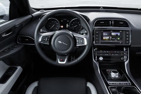 Jaguar XE S 3.0 V6 interieur (2015)