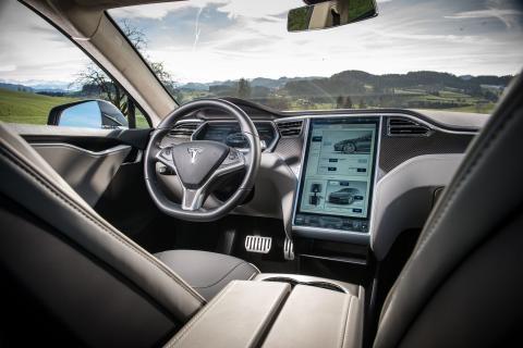 autopilot van Tesla moet uit