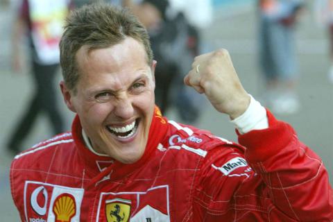 Michael Schumacher met een gebalde vuist in een Ferrari racepak